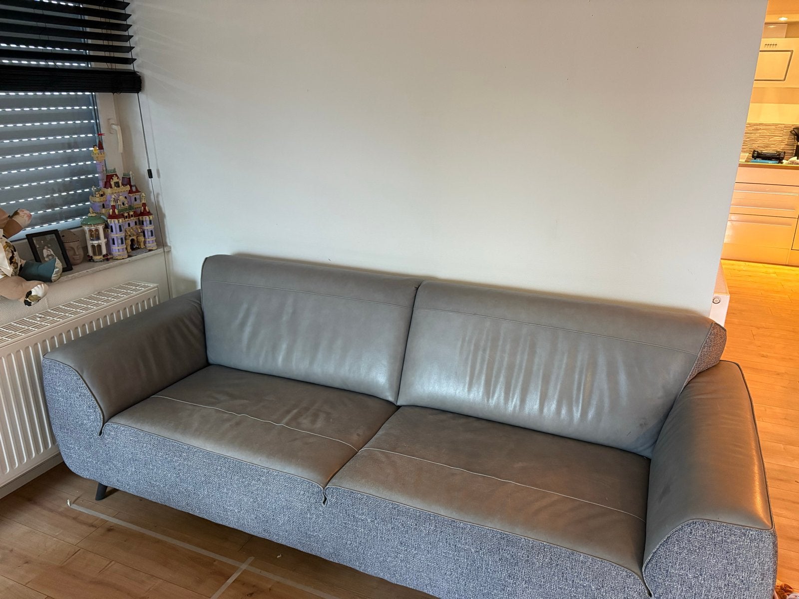 Comfortabele 2,5-zitsbank, grijs leer en stof, Huis en Inrichting, Ophalen, Gebruikt, Driepersoons, Rechte bank