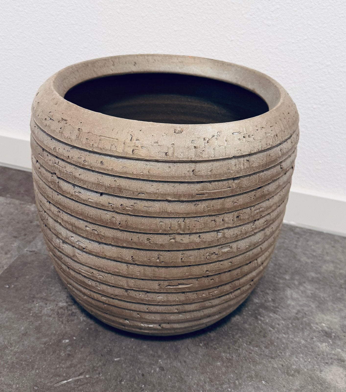 Mooie grote grijze bloempot, Ophalen, Rond, Binnen, Zo goed als nieuw
