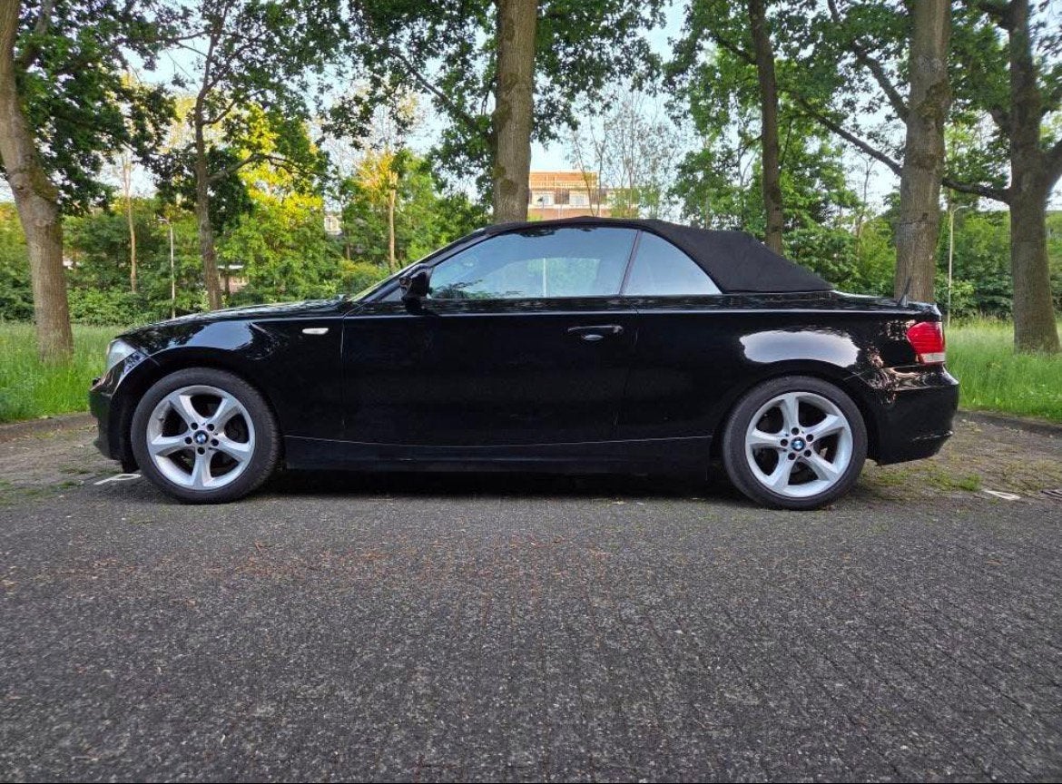 BMW 120i cabriolet 2010 e88, Auto's, BMW, Achterwielaandrijving, 1995 cc, Zwart, Cabriolet