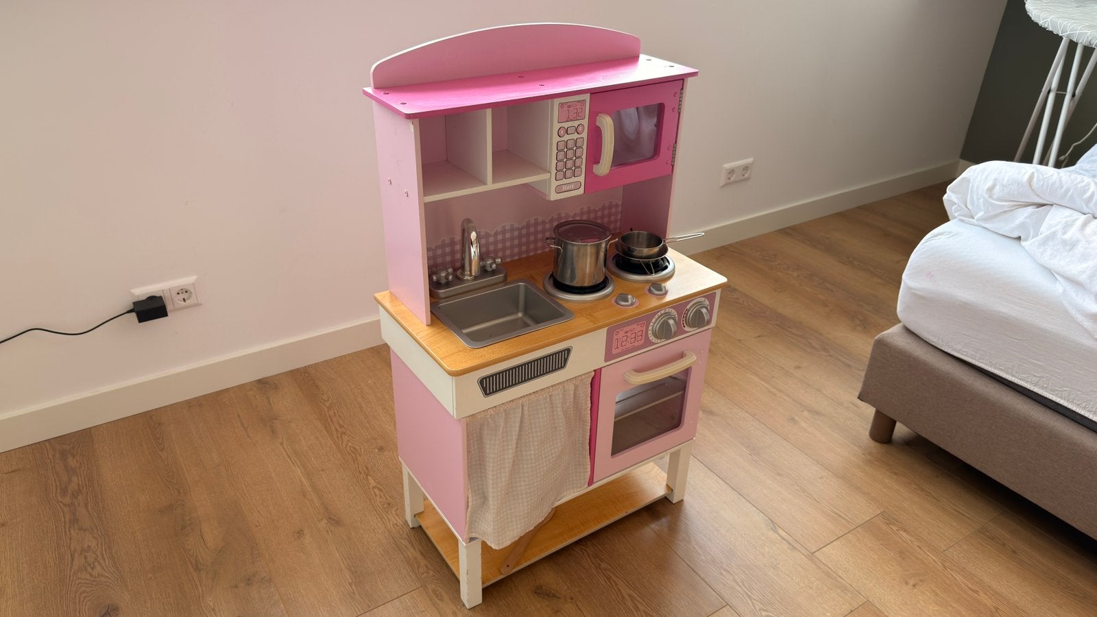 Roze speelkeuken + Woezel & Pip kokskleding, Ophalen, Gebruikt, Hout, Speelkeuken