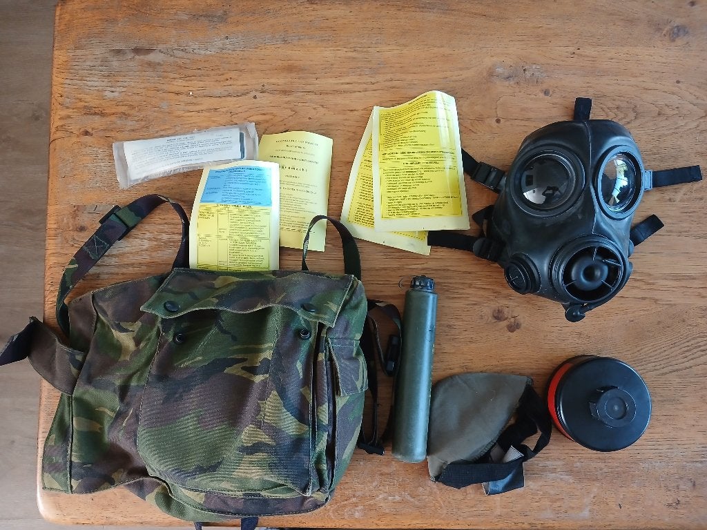 Nederlands AMF12 gasmasker set, Ophalen of Verzenden, Landmacht, Nederland, Embleem of Badge