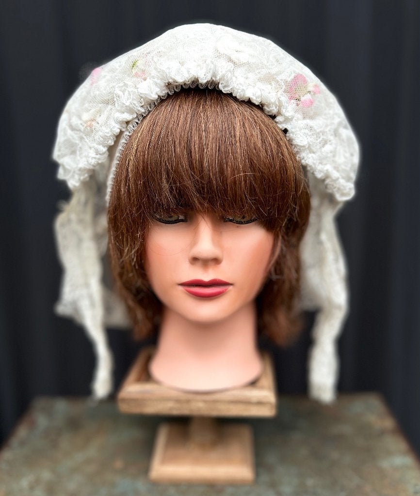 Hoofd met haar en zeer oude antieke muts, Antiek en Kunst, Ophalen of Verzenden
