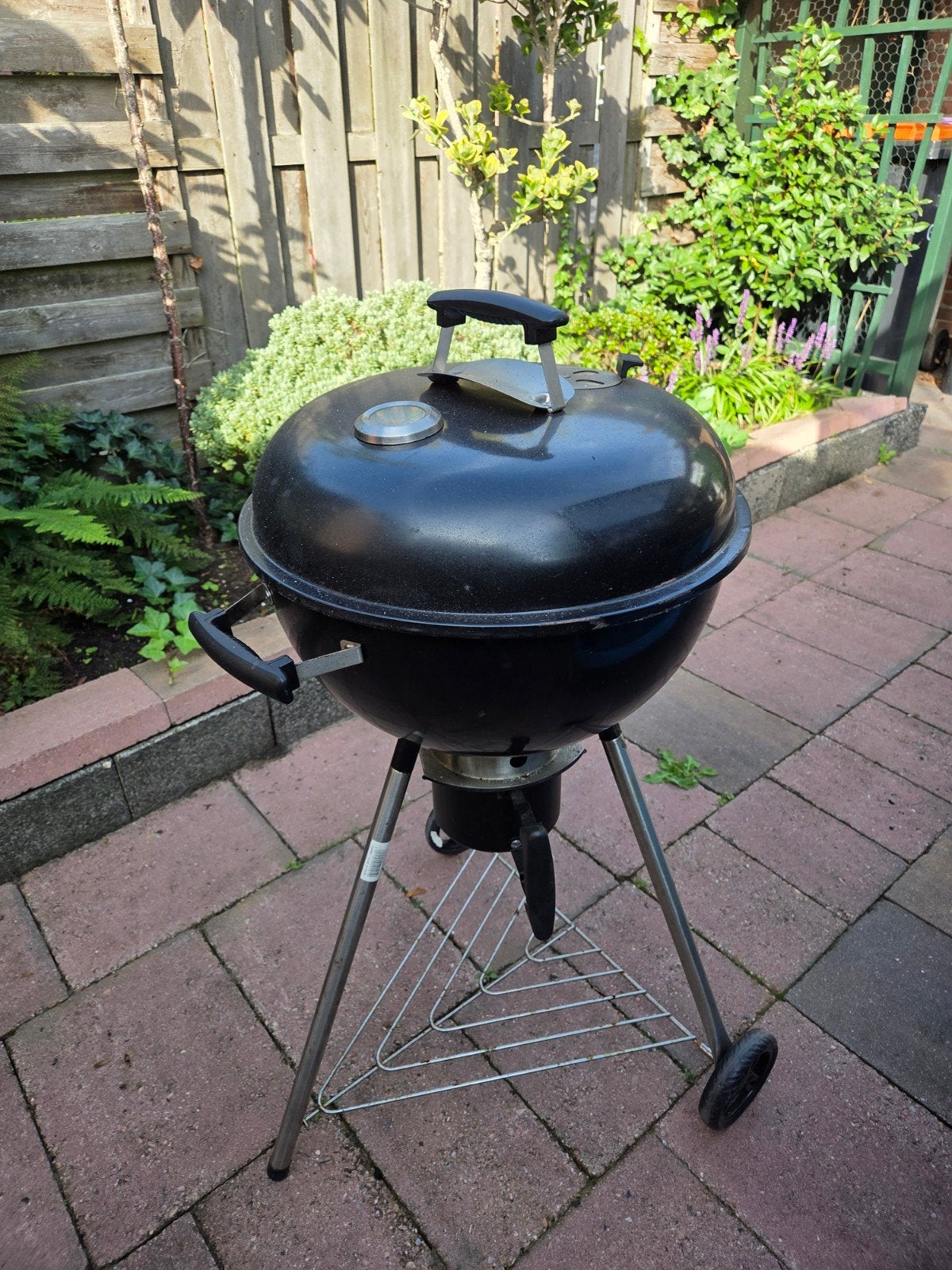 Zwarte houtskool barbecue met thermometer