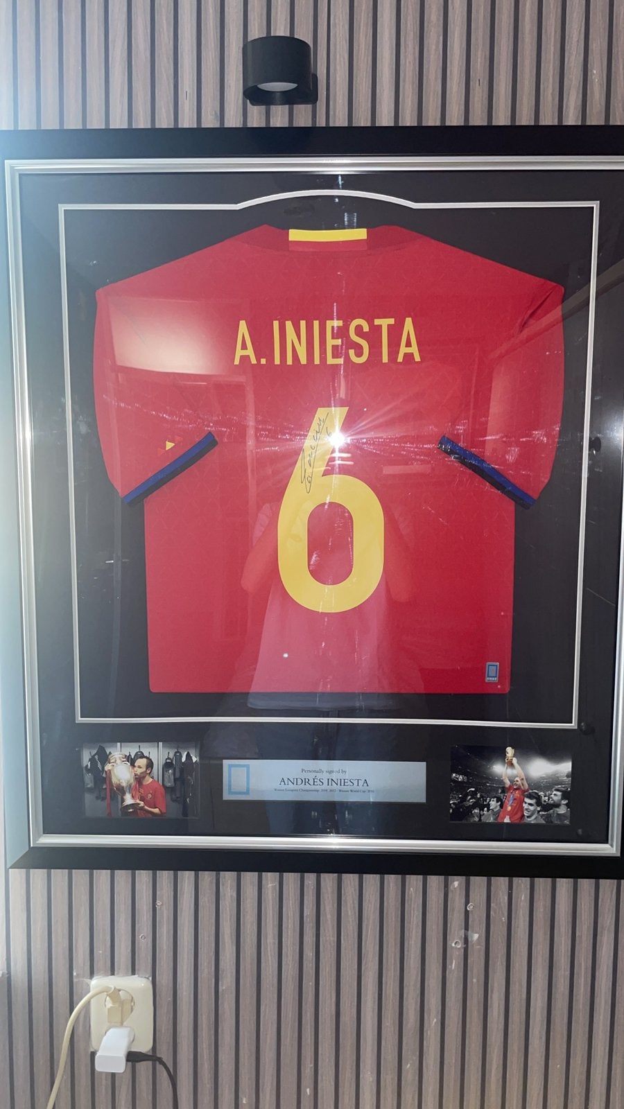Gesigneerd ingelijst Andres Iniesta WK 2010 shirt, Verzamelen, Ophalen of Verzenden, Zo goed als nieuw, Buitenlandse clubs, Shirt