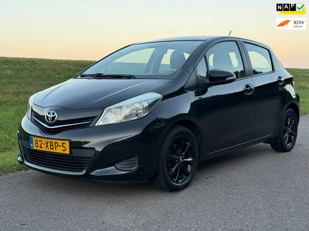 Toyota Yaris 1.3 VVT-i Aspiration | Cruise | NAV | 1 EIG | C, Auto's, Voorwielaandrijving, Euro 5, Stof, Zwart
