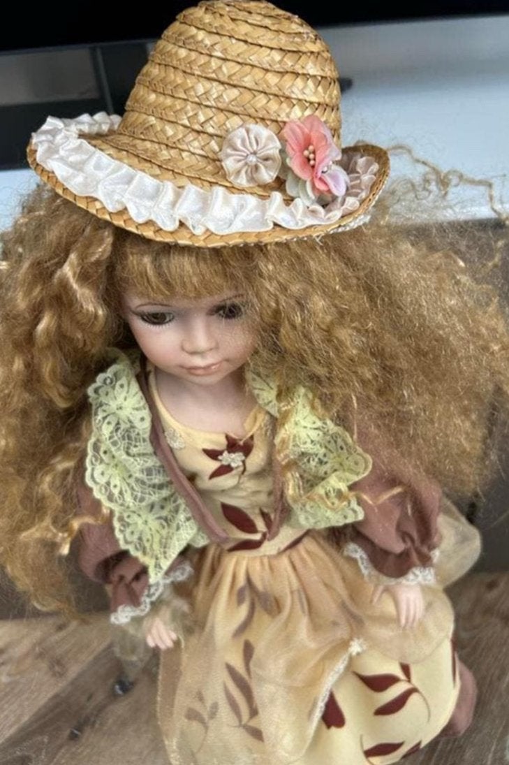 Vintage Porseleinen Pop met Krullend Haar en Strohoedje, Ophalen of Verzenden, Gebruikt, Pop