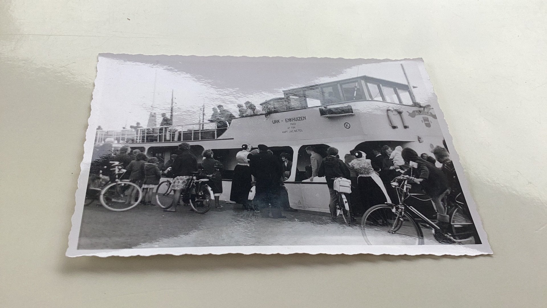 Urk Enkhuizen de boot met mensen, Ophalen of Verzenden, Voor 1940, Zo goed als nieuw