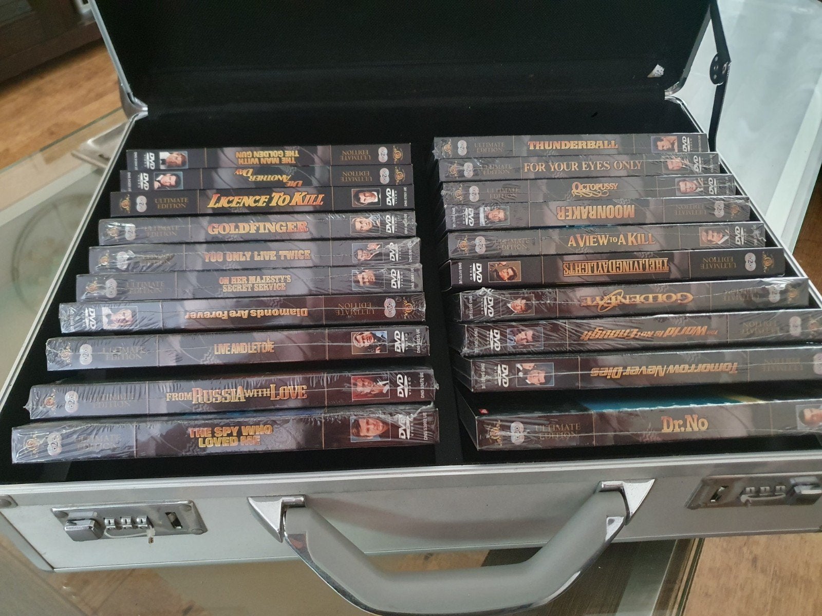 James Bond Ultimate Edition DVD Collectie in Koffer, Cd's en Dvd's, Engels, Nederlands, Ophalen of Verzenden, Nieuw in verpakking