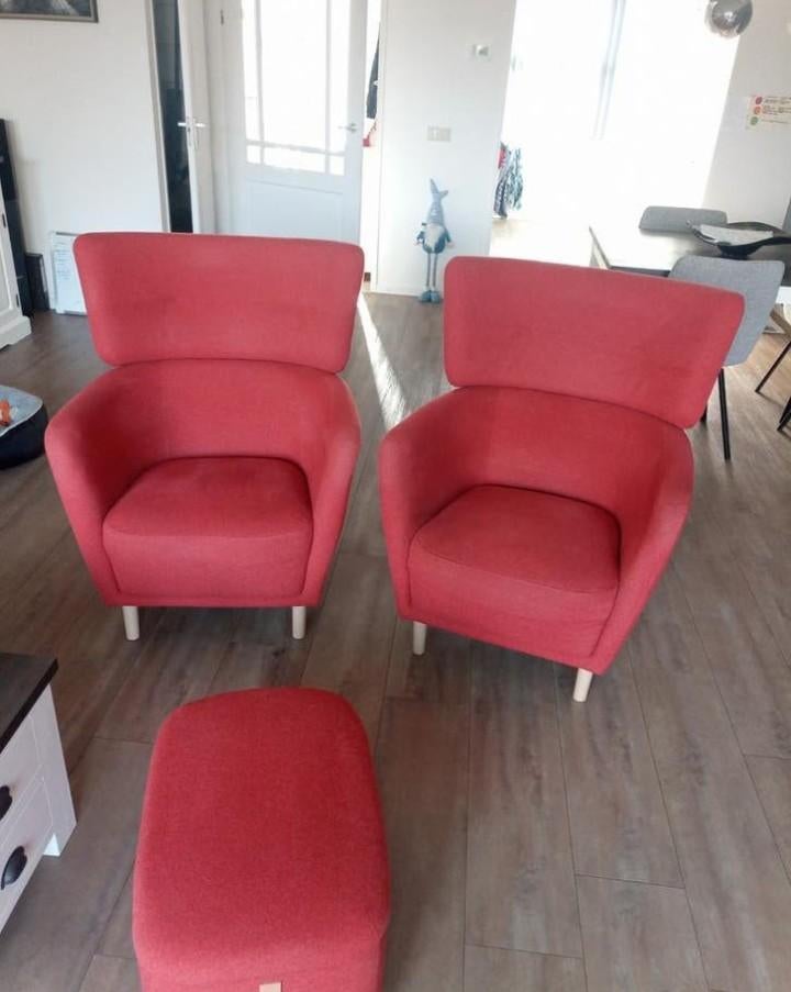2 rode fauteuils met 1 voetenbankje, Huis en Inrichting, Fauteuils, Ophalen of Verzenden, Gebruikt, 75 tot 100 cm, 50 tot 75 cm