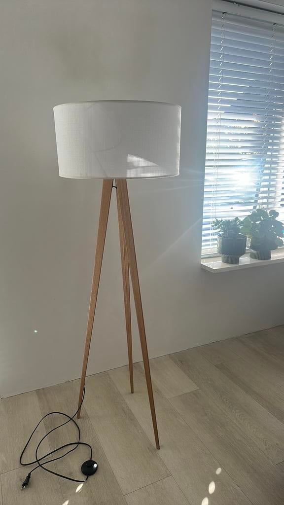 Staande houten driepoot lamp - strak design, Ophalen of Verzenden, Gebruikt, Hout, 100 tot 150 cm