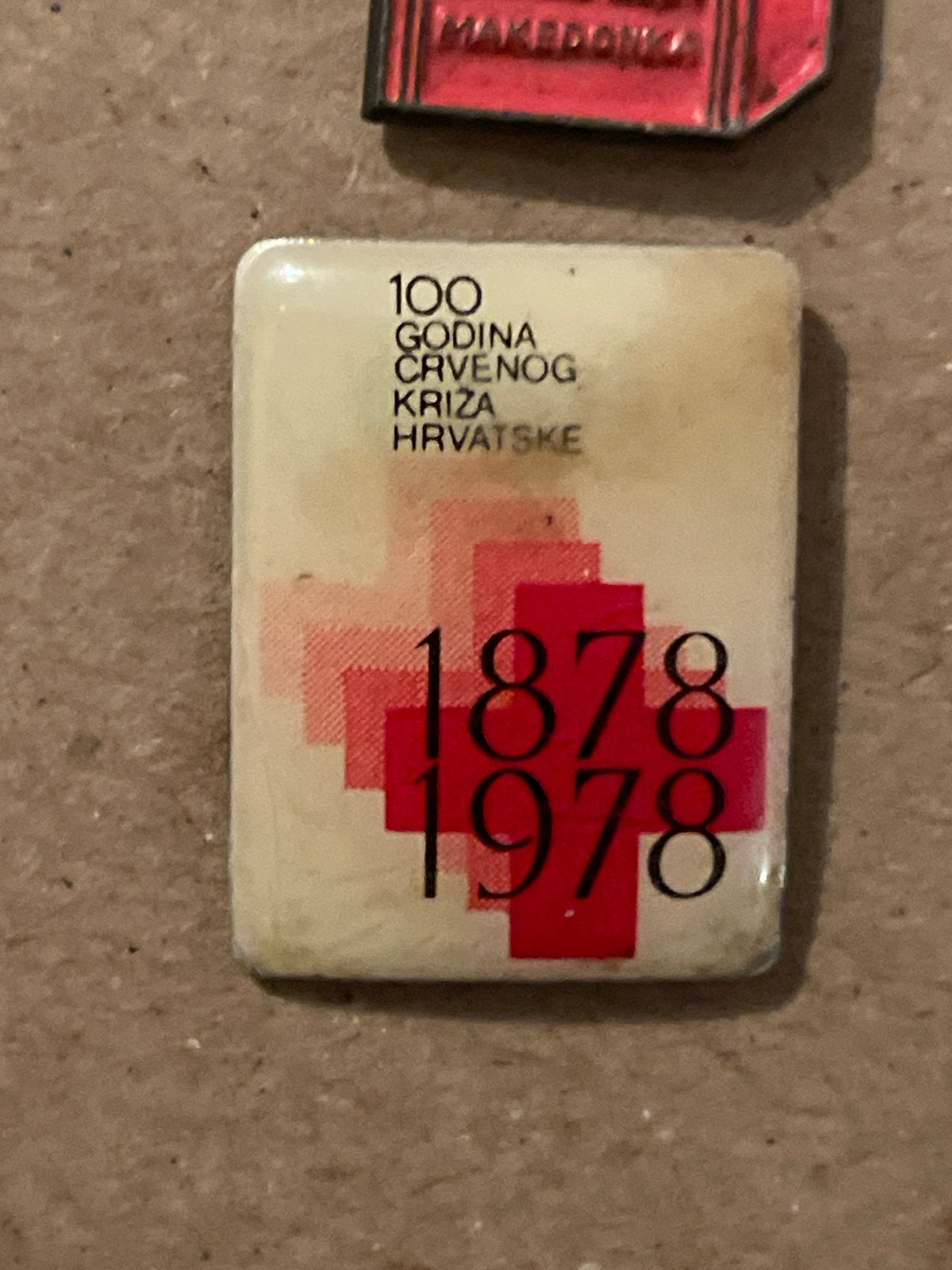 Vintage Speldje 100 Jaar Rode Kruis Kroatië 1878-1978, Ophalen of Verzenden, Gebruikt, Overige onderwerpen, Speldje of Pin