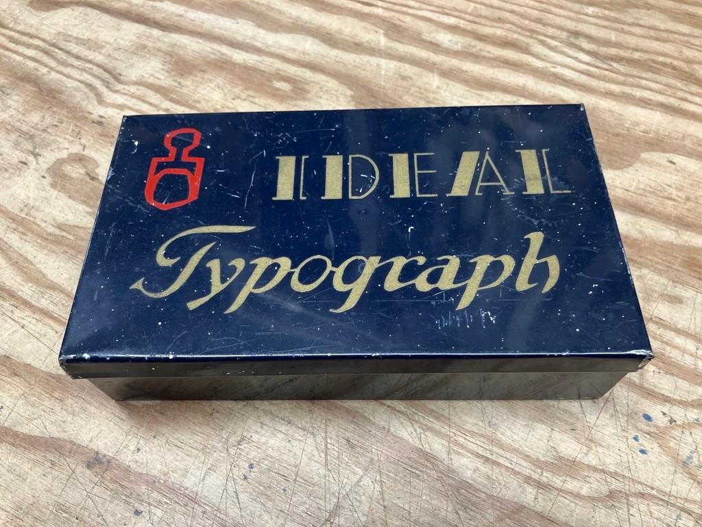 IDEAL Typograph handzetset ca. 1940–1960 in blik, Antiek en Kunst, Antiek | Kantoor en Zakelijk, Verzenden