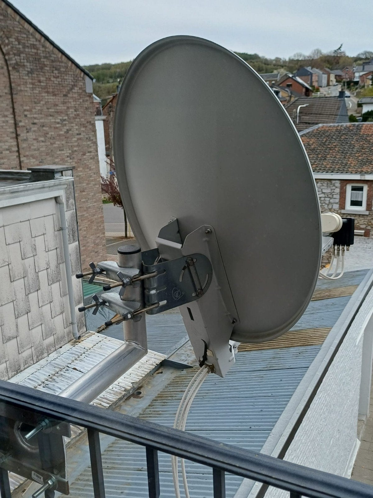 Satellietschotel met LNB voor meerdere ontvangers, Audio, Tv en Foto, Schotelantennes, Ophalen of Verzenden, Gebruikt, (Schotel)antenne