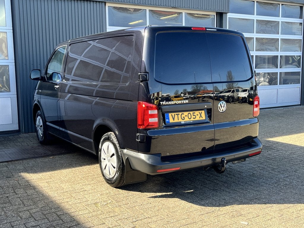 Volkswagen Transporter 2.0 TDI L1H1 Airco Trekhaak 2200kg tr, Auto's, Voorwielaandrijving, Gebruikt, 4 cilinders, Zwart