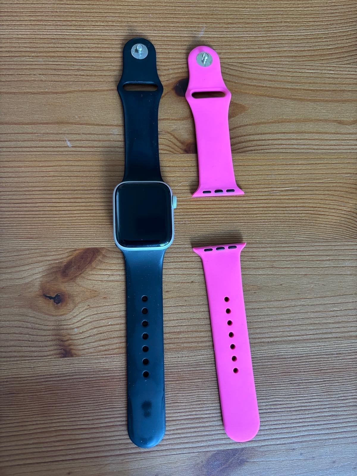 Apple Watch SE 40mm Aluminium & Keramiek met 2 bandjes, Ophalen of Verzenden, Gebruikt, Zwart, IOS