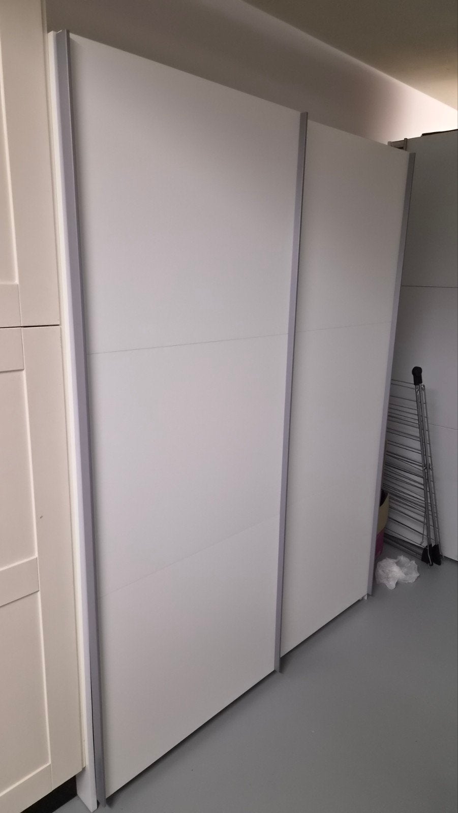 Ruime Jysk Raberg kast met hang- en legmogelijkheden, Ophalen, Gebruikt, 200 cm of meer, Met plank(en)