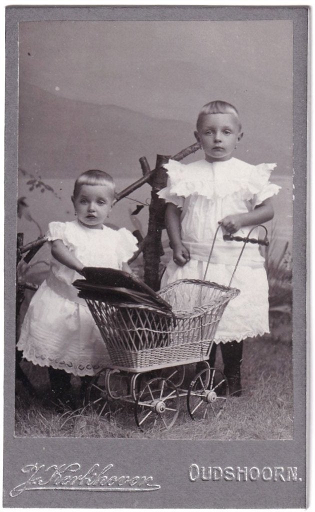 CDV - Kinderen Kind Wieg Poppenwieg Foto Kerkhoven Oudshoorn, Verzamelen, Gebruikt, Foto, Ophalen of Verzenden, Voor 1940