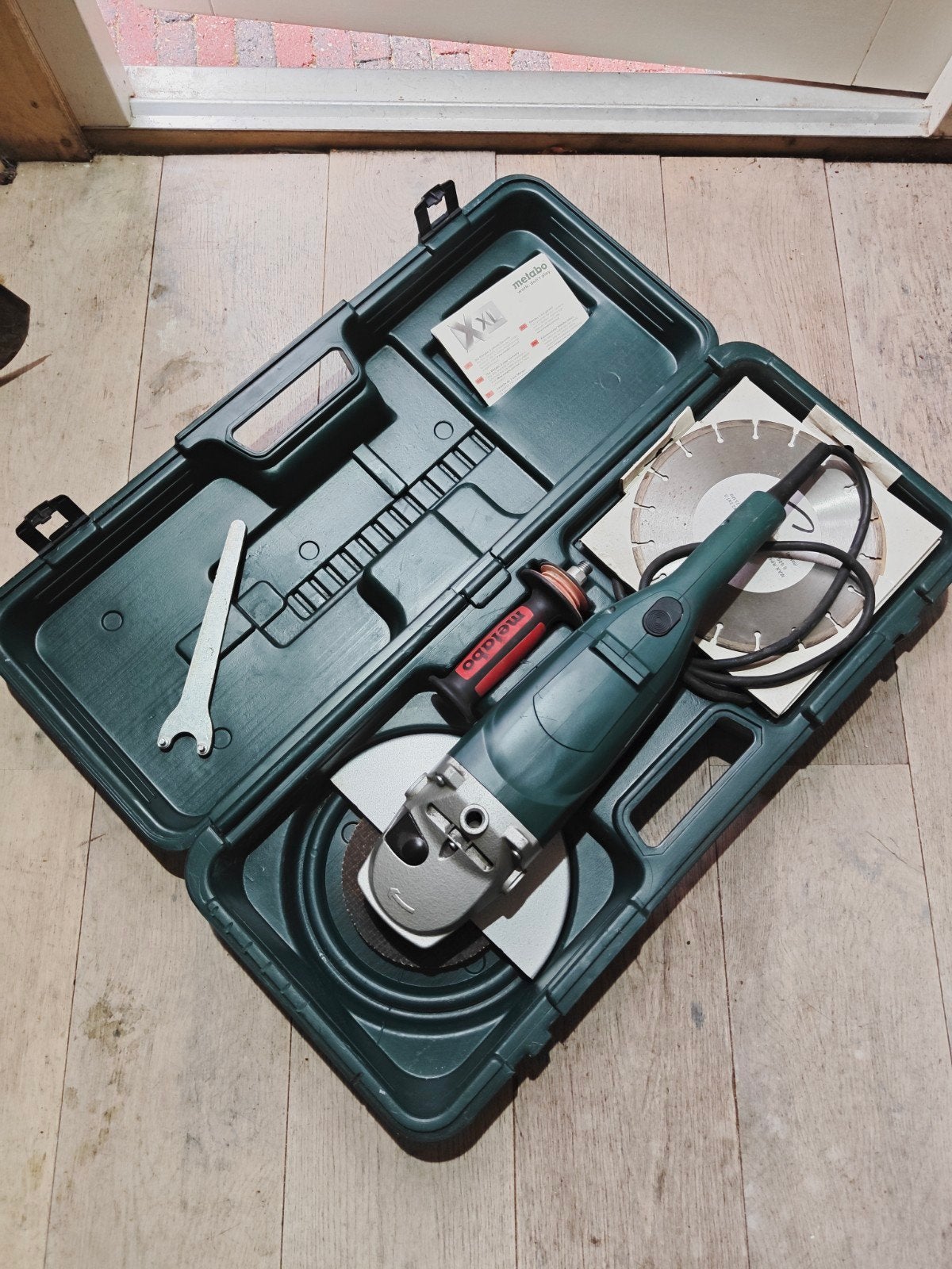 Metabo W 23-230 Haakse Slijper met Koffer en Schijven, Ophalen, Gebruikt, Haakse slijper
