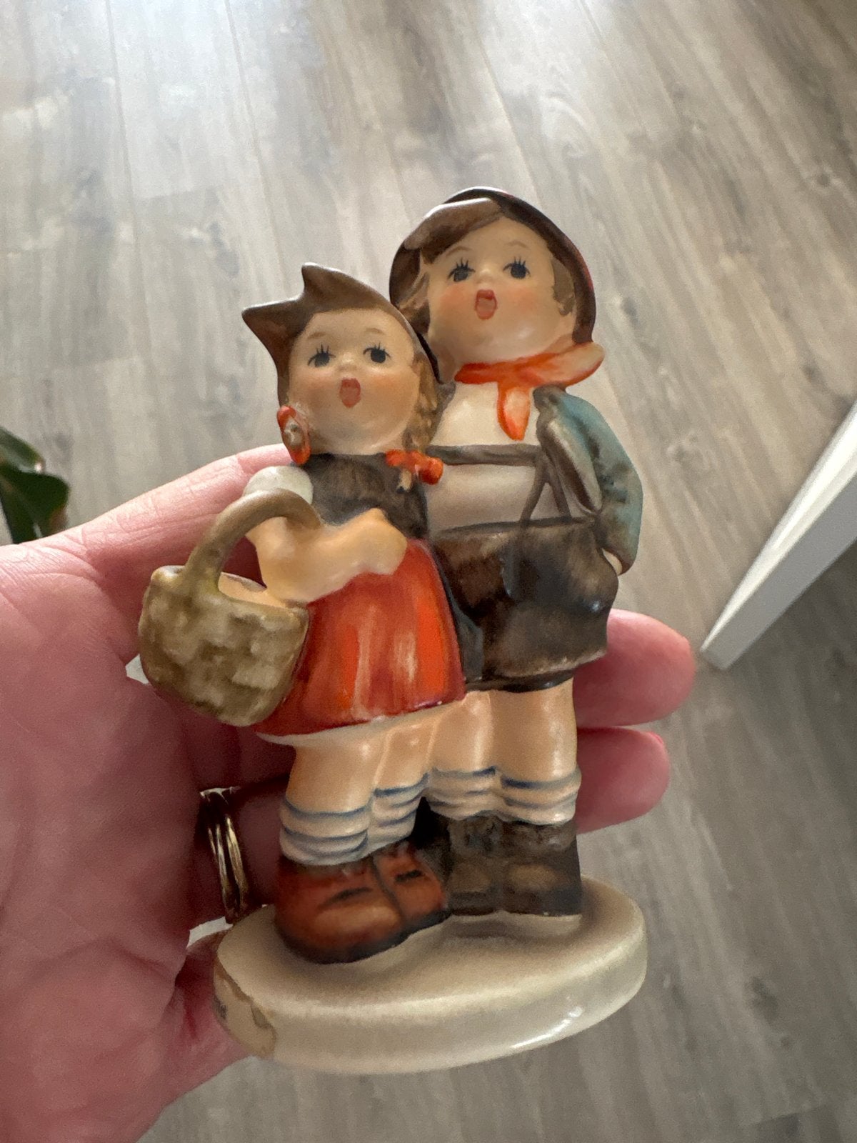 Vintage Hummel beeldje: Jongen en meisje met mandje, Verzamelen, Ophalen of Verzenden, Zo goed als nieuw, Hummel