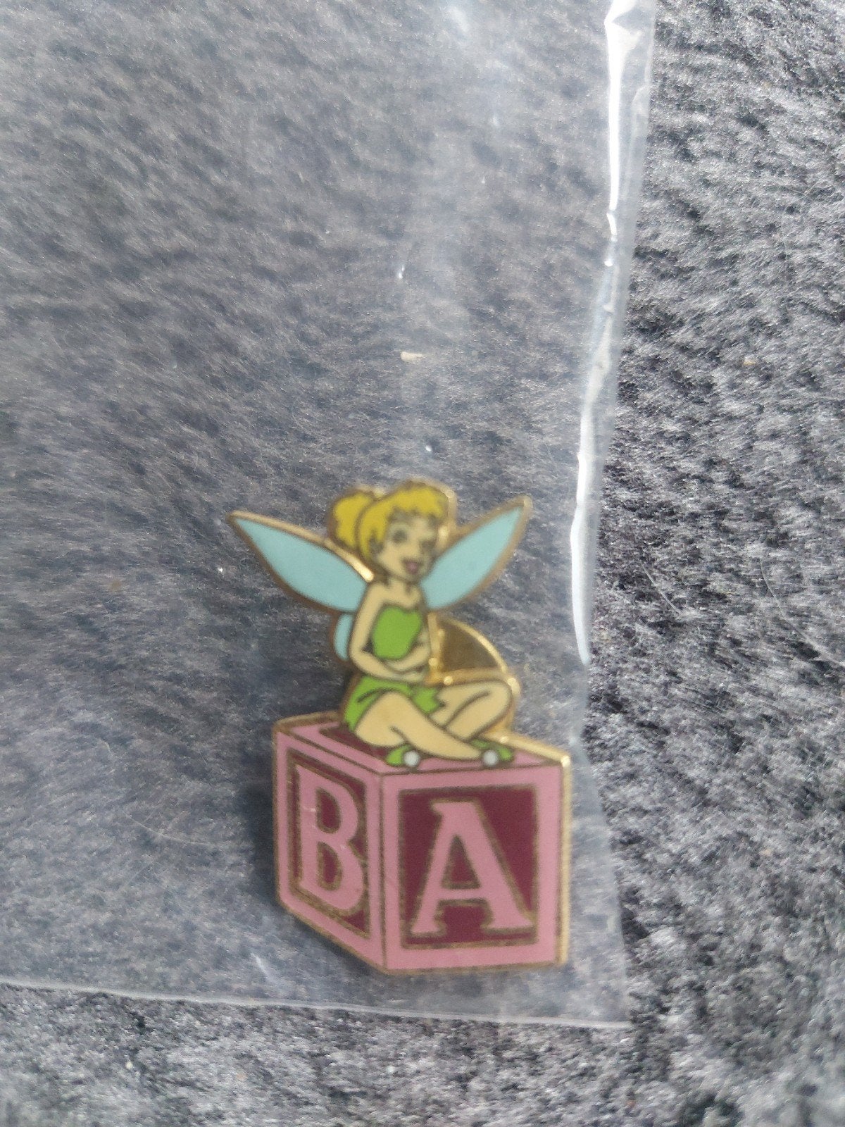 Disney Tinkerbell pin op blok met letters BA, Verzamelen, Disney, Ophalen of Verzenden
