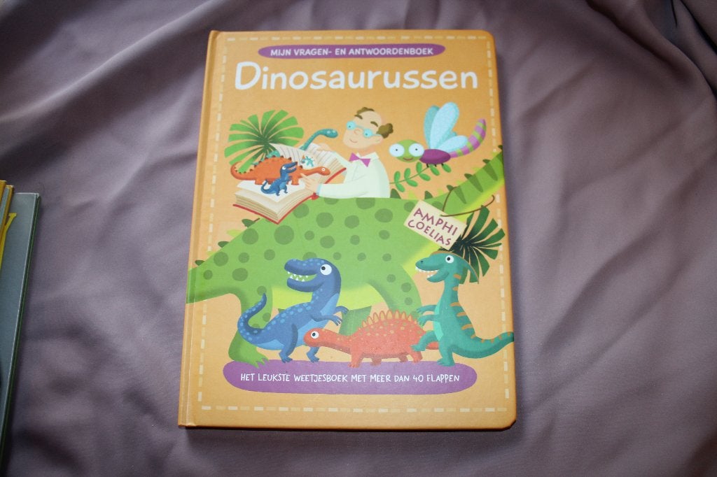 vraag en antwoorden Dinosaurussen / dino Boek met flapjes, Ophalen of Verzenden, Zo goed als nieuw, Fictie algemeen