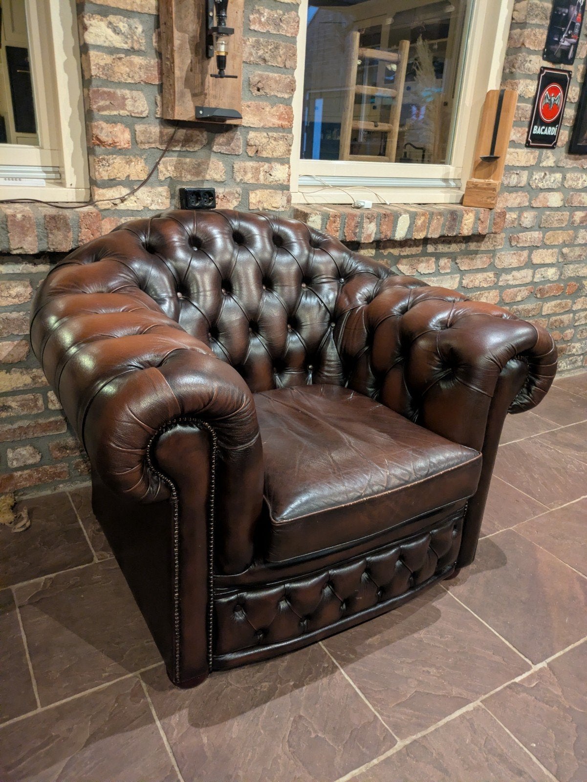 Originele Chesterfield fauteuil - Bruin leer, Huis en Inrichting, Ophalen, Gebruikt, 100 tot 125 cm, Klassiek, Chesterfield