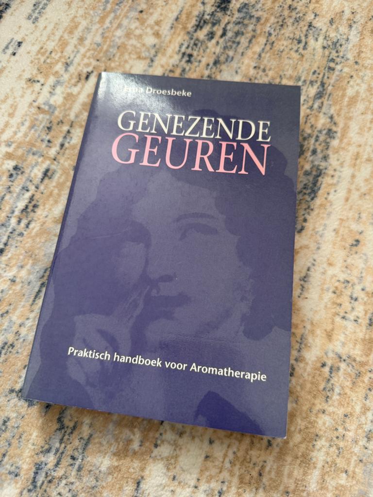 Erna Droesbeke – Genezende Geuren Handboek Aromatherapie, Boeken, Ophalen of Verzenden, Zo goed als nieuw, Bloemen, Planten en Bomen