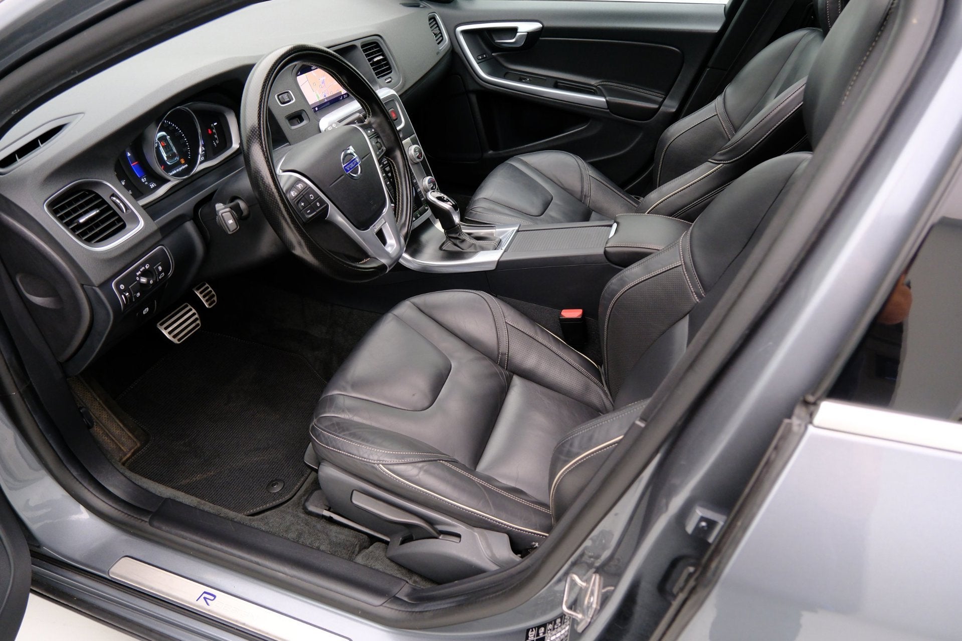 Volvo V60 2.0 T4 190pk Business Sport Aut. Pano|Leder|Sports, Auto's, Dealer onderhouden, Gebruikt, Euro 6, 1969 cc