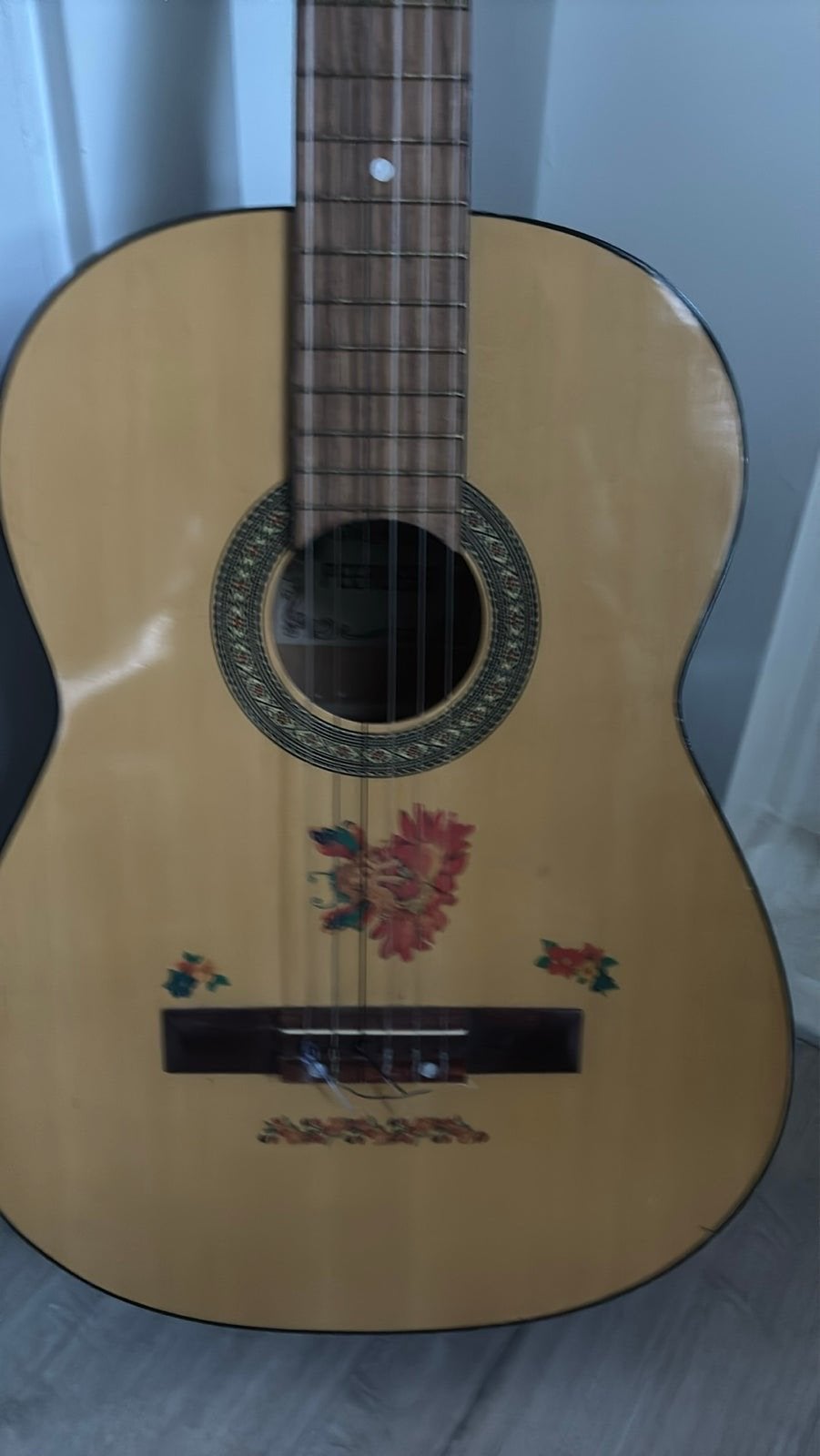 Klassieke gitaar met bloemmotief, Ophalen of Verzenden, Gebruikt, Klassieke of Spaanse gitaar