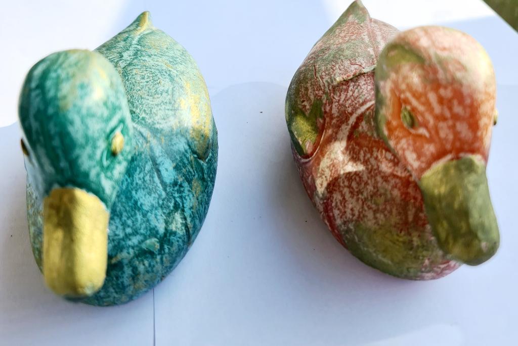 2 kaarsen eenden, rood en groen met goud., Overige materialen, Nieuw, Ophalen of Verzenden, Kaars