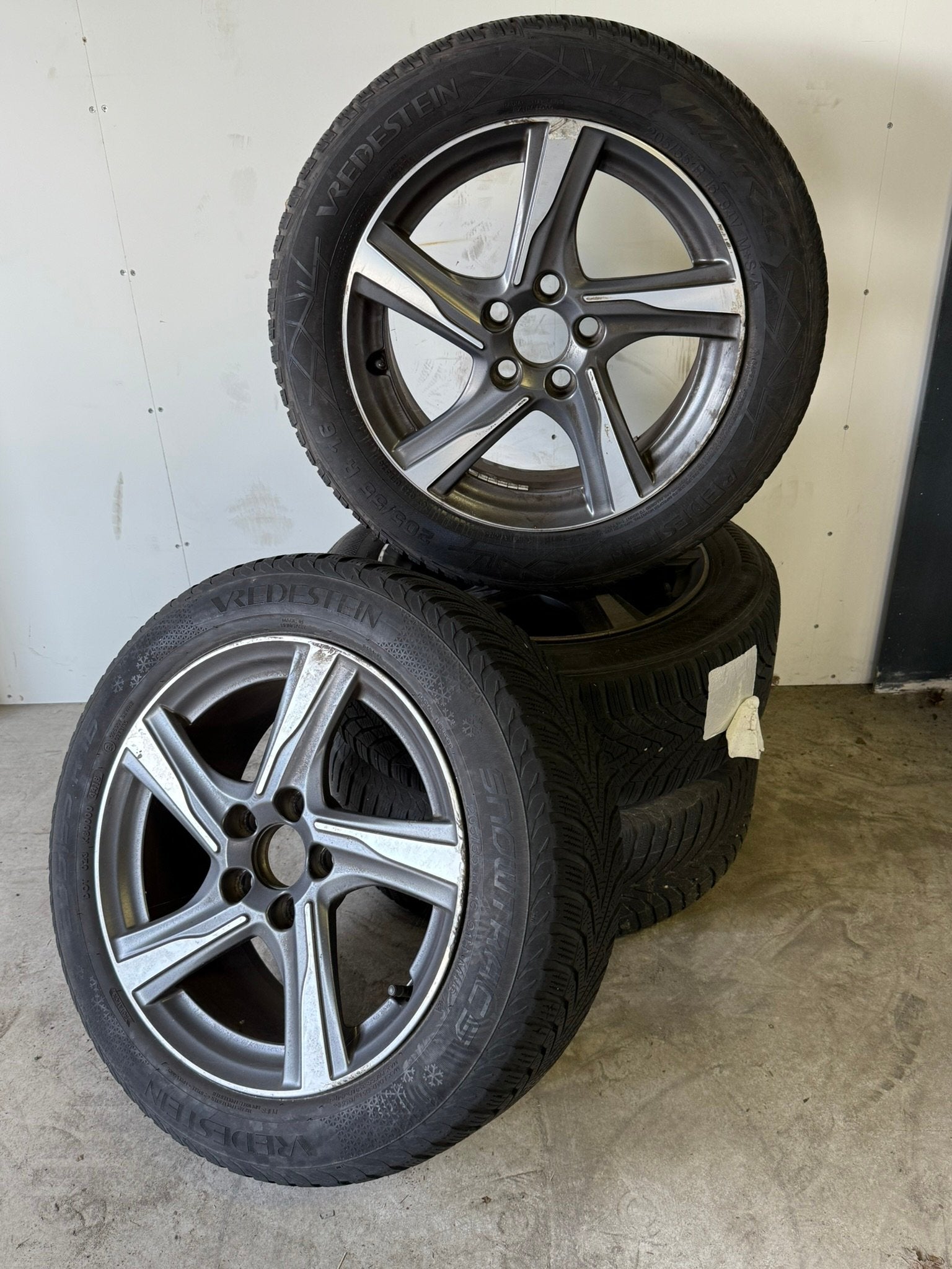 16'' Ixion - V40 - Vredestein Snowtrac - 205/55 R16