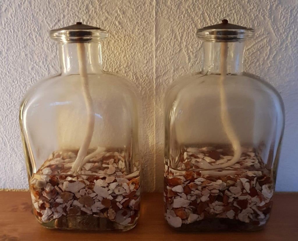 2 glazen olielampen met lont., Huis en Inrichting, Overige materialen, Overige kleuren, Ophalen of Verzenden, Zo goed als nieuw