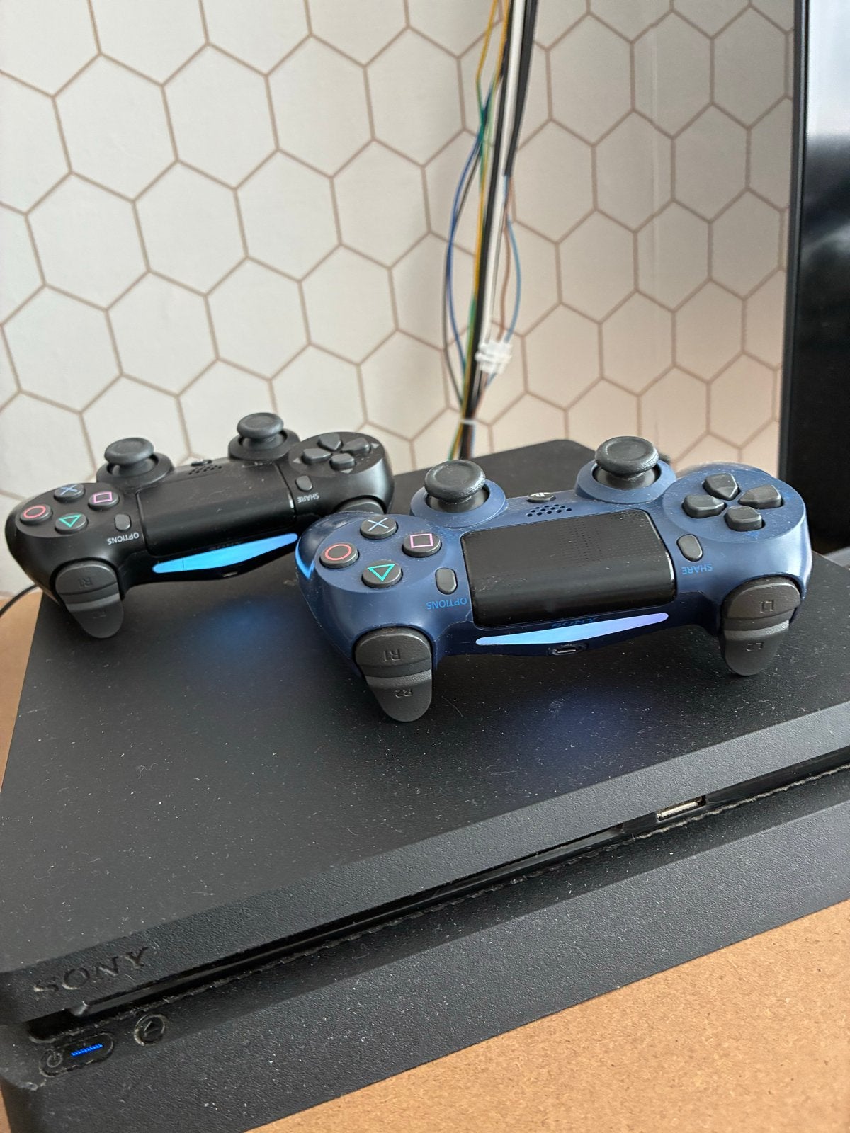 Sony PlayStation 4 Slim 1TB met 2 controllers, Spelcomputers en Games, Gebruikt, Met 2 controllers, Ophalen of Verzenden, 1 TB