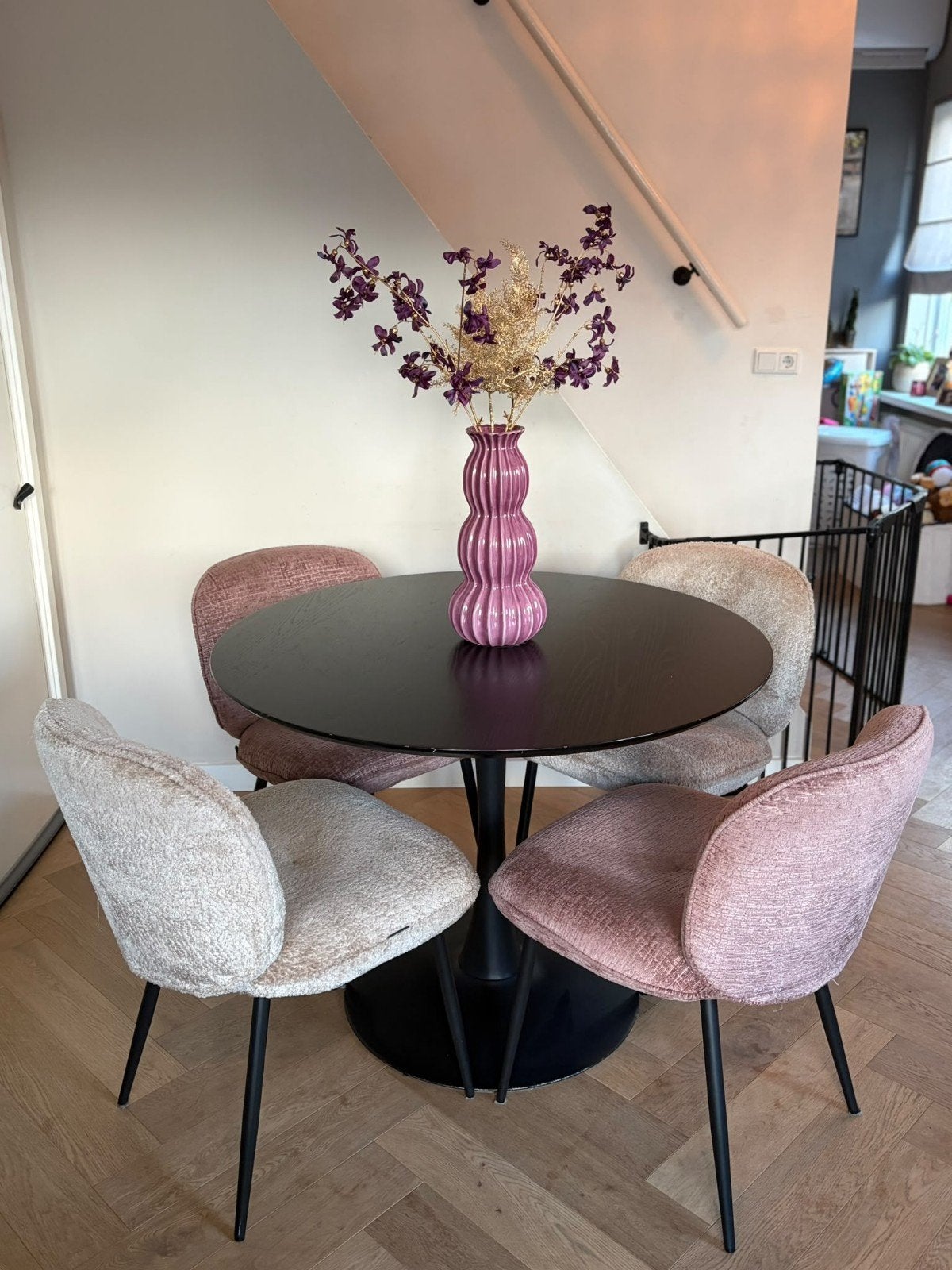 Eettafel JYSK met ijzeren onderstel en houten blad, Ophalen