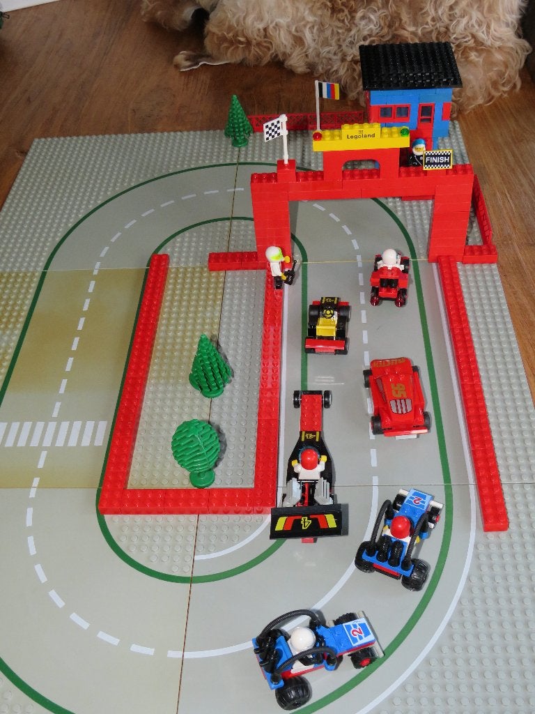 lego racebaan met diverse raceauto s en grote legoplaten, Compleet, Lego, Ophalen of Verzenden, Complete set