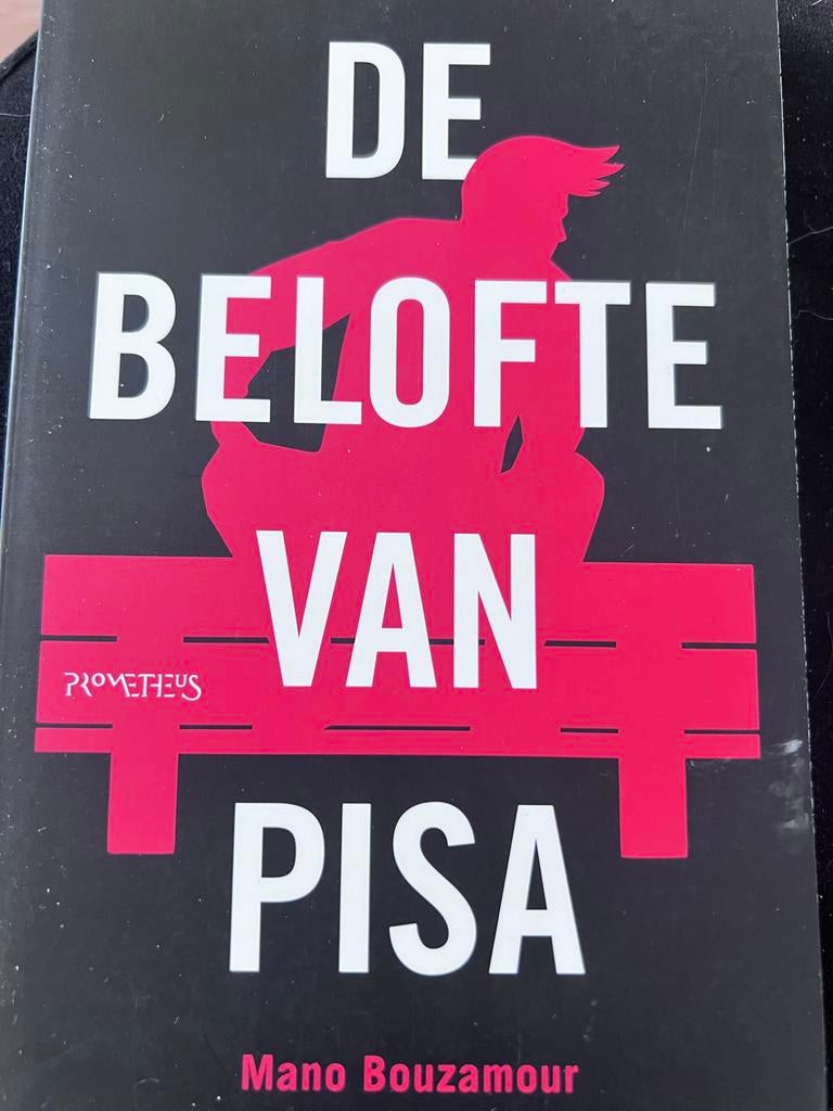 De Belofte van Pisa - Mano Bouzamour (Boek), Ophalen of Verzenden, Gelezen, Nederland