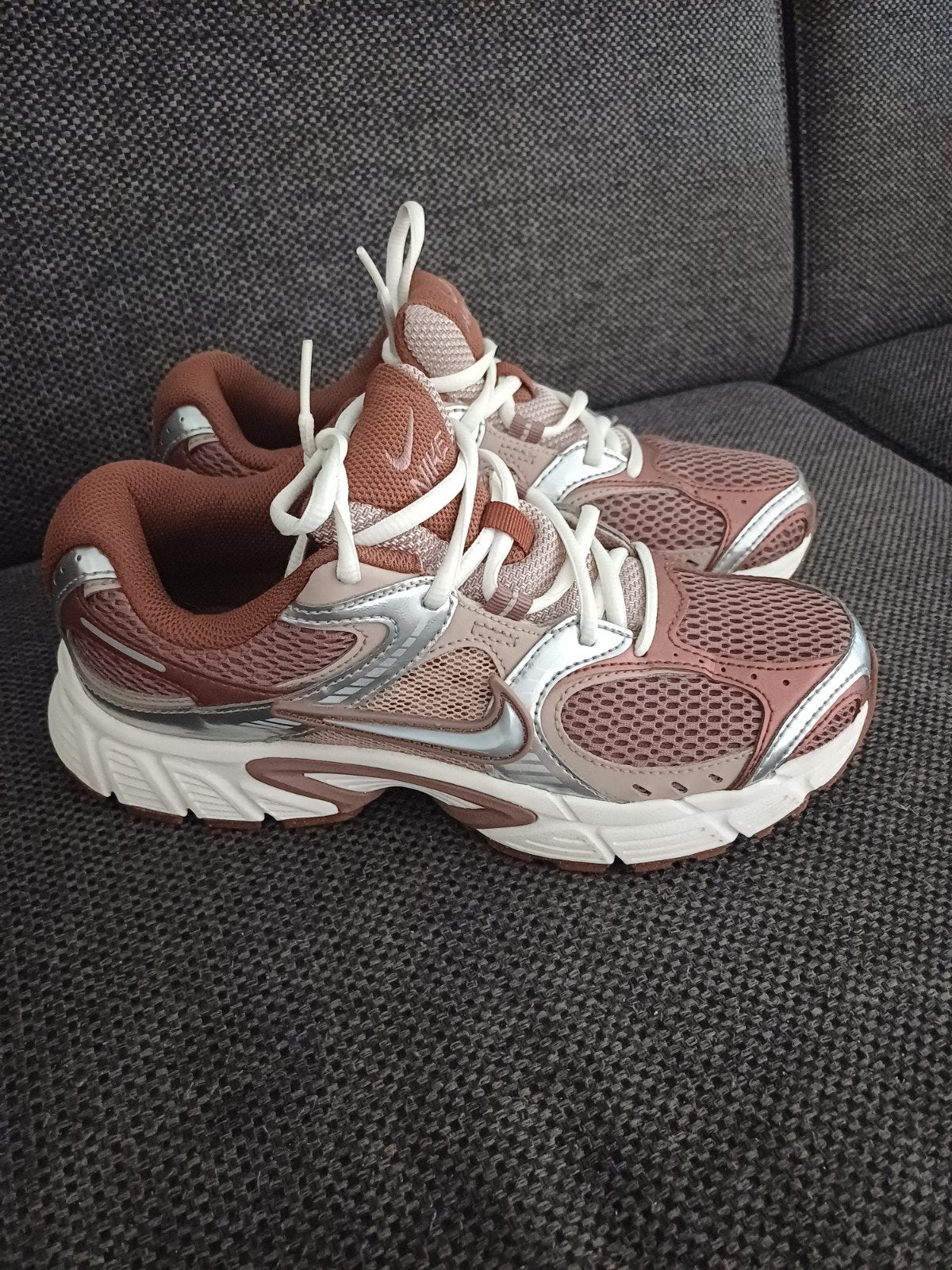 Nike V5 Rnr Sneakers - Smokey Mauve/Metallic Silver, maat 38, Bruin, Nike, Ophalen of Verzenden, Sneakers of Gympen