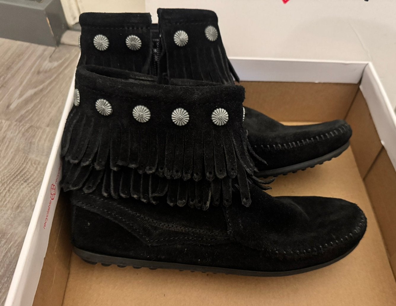 Minnetonka Double Fringe Side Zip Boot - Zwart - Maat 38, Ophalen of Verzenden, Nieuw, Zwart, Lage of Enkellaarzen