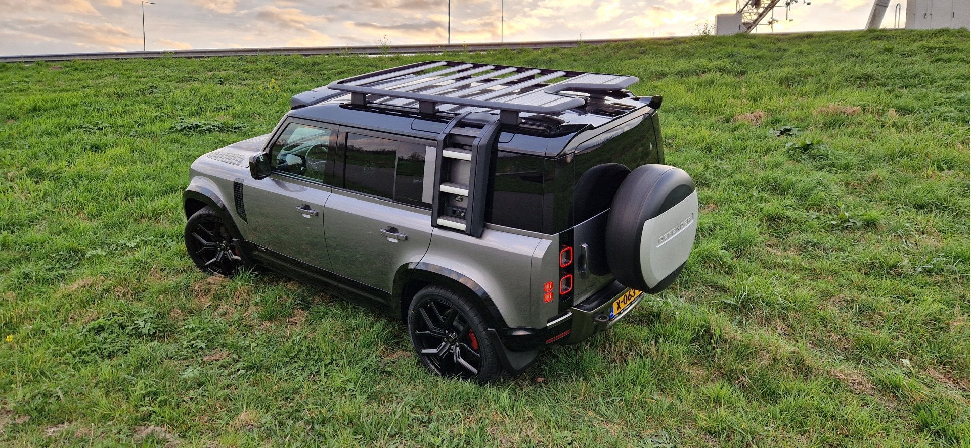 Land Rover Defender 3.0 P400 110 X-Dynamic HSE * V6 * EYE-CA, Auto's, Land Rover, Automaat, Gebruikt, 2996 cc, Leder