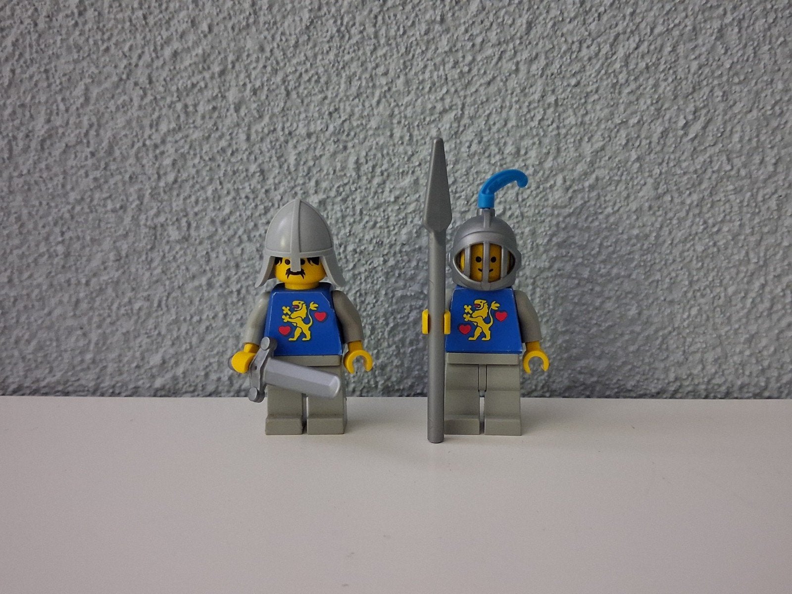 Lego 2x Castle Guard (Lion with Hearts) - Castle, Ophalen of Verzenden