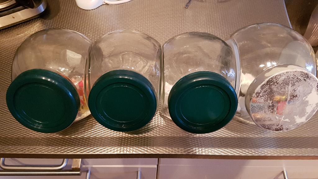 4 retro snoeppotten, Ophalen