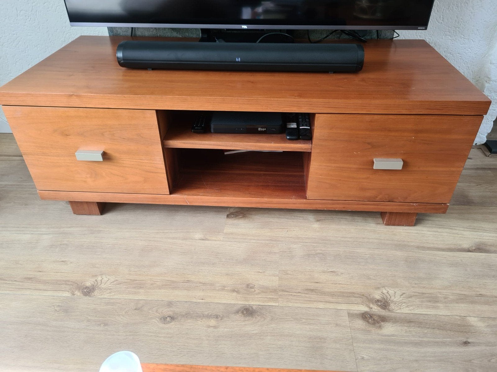Houten TV-meubel met lades en open vakken, Gebruikt, 100 tot 150 cm, Ophalen of Verzenden, Minder dan 100 cm