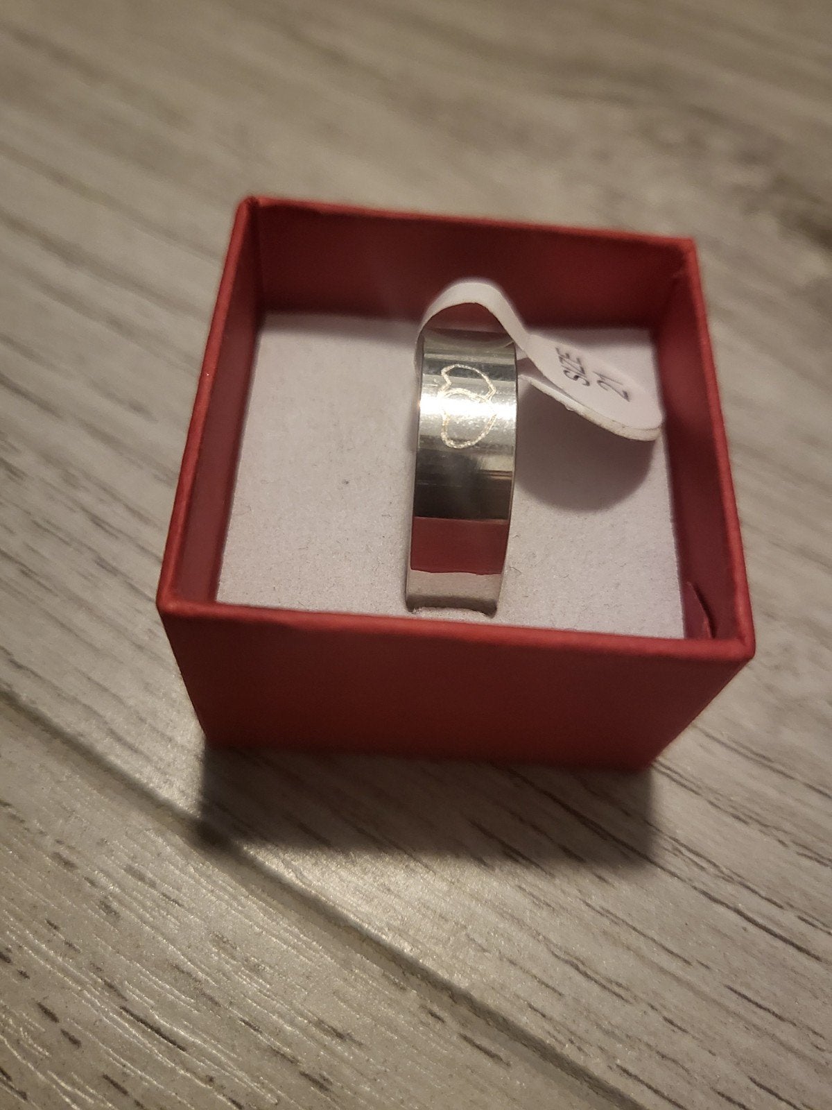 Nieuwe zilverkleurige ring met hartjes, maat 21, 20 of groter, IJzer of Staal, Nieuw, Ophalen of Verzenden