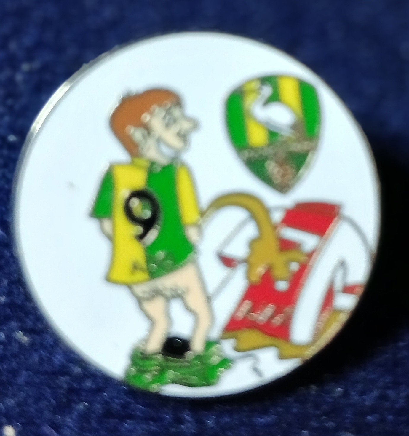 Grappige pin: Man plast op Ajax shirt, ADO Den Haag logo, Ophalen of Verzenden, Gebruikt, Sport, Speldje of Pin