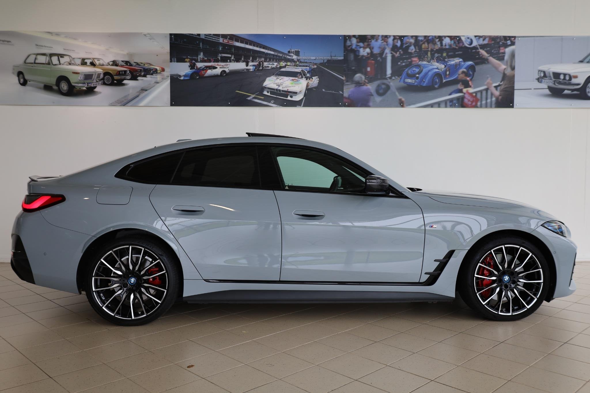 BMW i4 M50 High Executive | M Sportpakket Pro | Glazen schui, Stof, 520 km, Met garantie (alle), 2190 kg