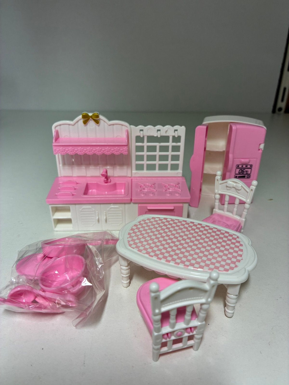 Keuken in Wit en Roze voor een Poppenhuis (nieuw), Ophalen of Verzenden, Nieuw, Poppenhuis