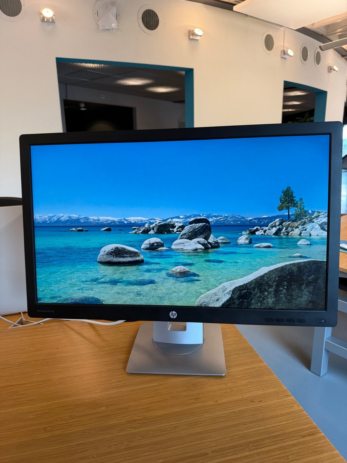 HP E272q Monitor - 27 inch QHD zakelijk beeldscherm, Computers en Software, Monitoren, Ophalen, In hoogte verstelbaar, Zo goed als nieuw