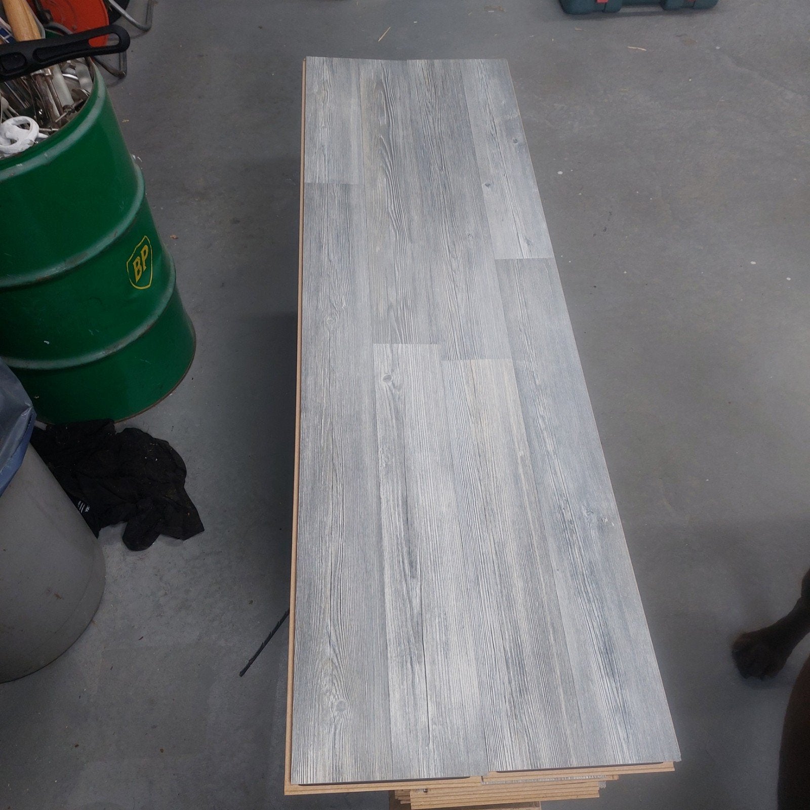 Ongebruikt grijs laminaat, Ophalen, 50 tot 150 cm, Nieuw, 10 m² of meer