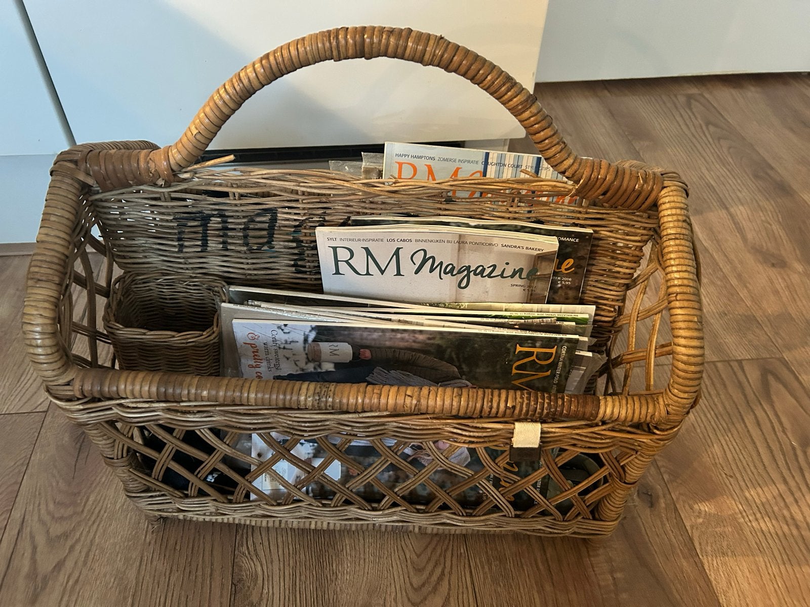 Riviera Maison rotan bak met tijdschriften., Huis en Inrichting, Ophalen, Meerdere vakken, Gebruikt, Natuurlijk materiaal