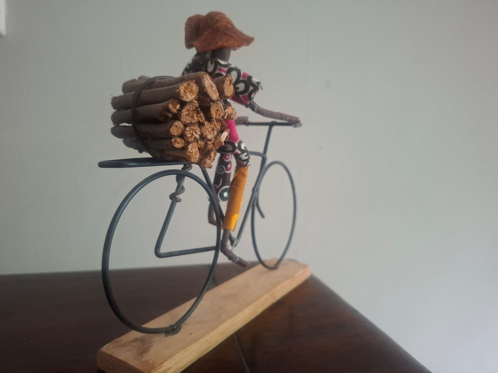 Afrikaanse draadkunst, fietser met houtbundel, Ophalen of Verzenden
